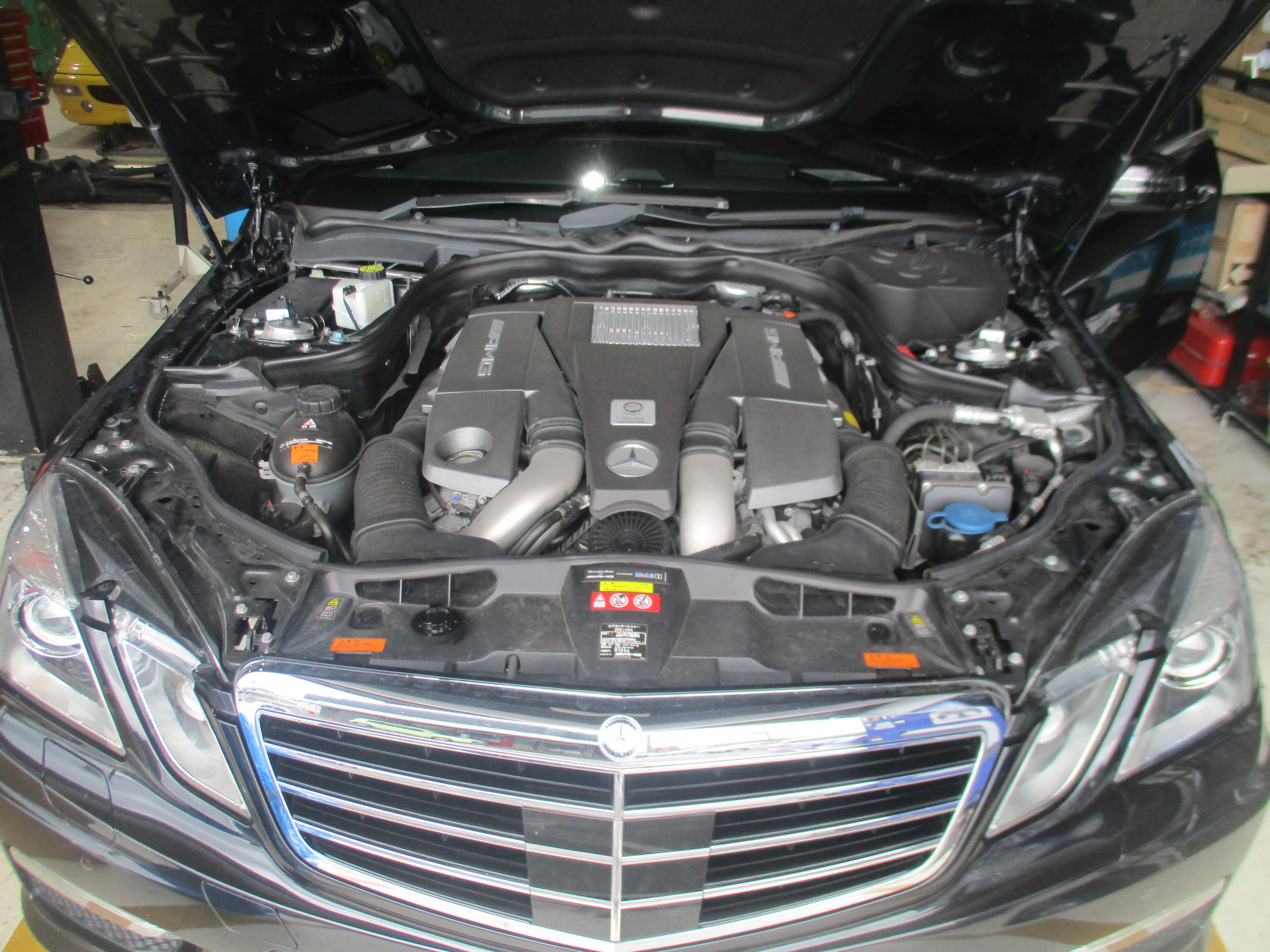 メルセデスベンツ E63AMG エンジンオイル交換 | 輸入中古車販売の
